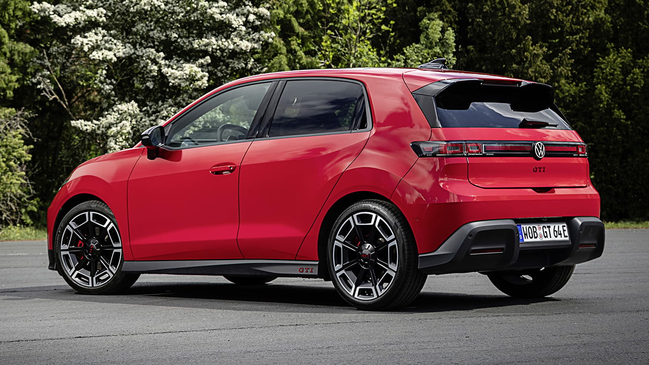 volkswagen-rompe-con-50-anos-de-tradicion-y-pone-precio-a-su-primer-gti-electrico-226-cv-y-un-cupra-raval-vz-que-le-complica-las-cosas.jpg