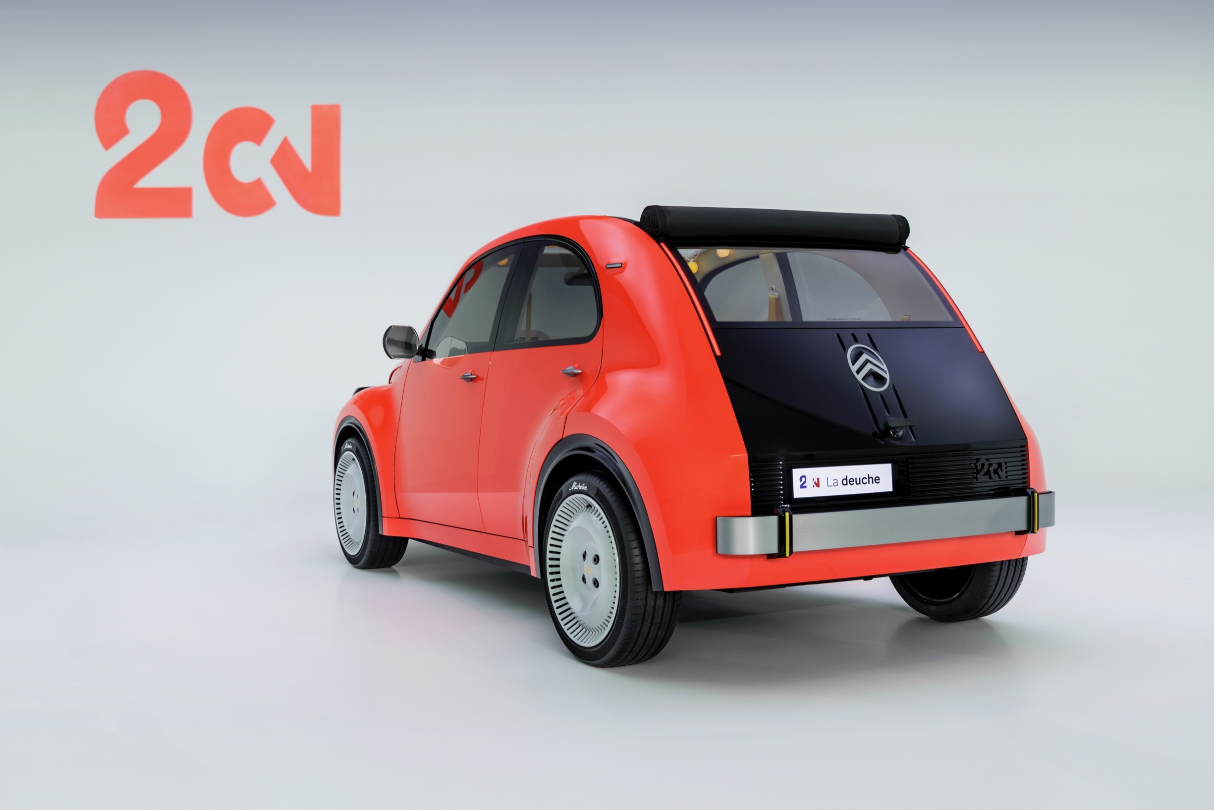 el-coche-que-motorizo-a-generaciones-de-europeos-quiere-hacerlo-otra-vez-citroen-recupera-el-2cv-como-electrico-de-15000-euros-6.jpg