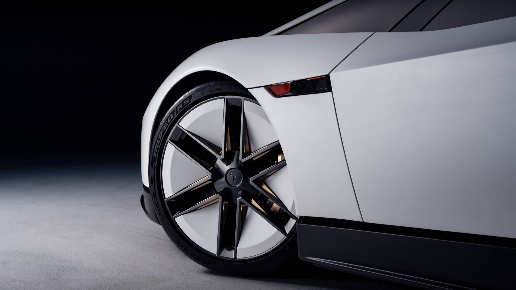 Tesla ha tardado casi una decada en presentar su nuevo roadster pero la espera tiene una explicacion literalmente puede volar 8