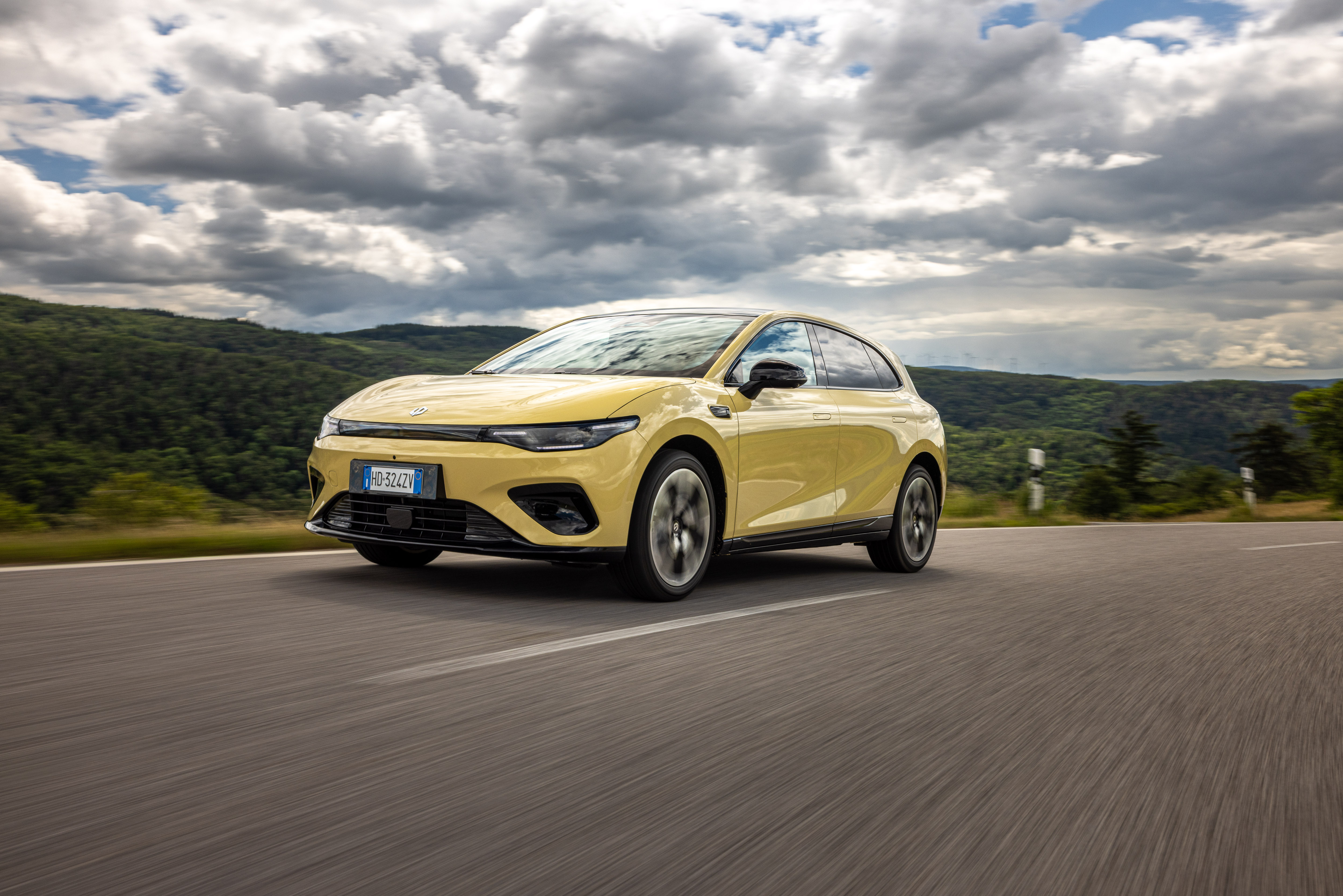 b05-dynamic-yellow.jpg