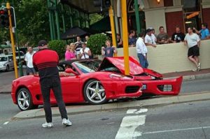Accidente de un Ferrari 360 Spider contra una farola