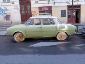 El Skoda con neumáticos de madera