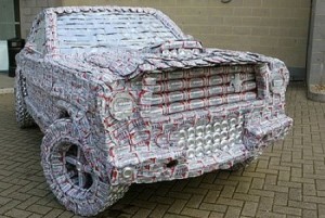 Ford Mustang hecho a base de latas de cerveza