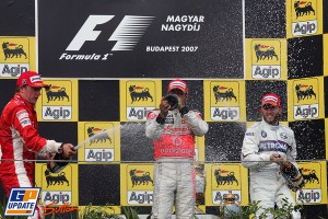 Lewis Hamilton consigue su tercera victoria manchada con polémica