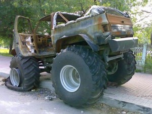 Bigfoot abandonado y quemado en la calle
