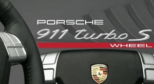 Volante Porsche 911 Turbo S, el Logitech G25 ya tiene competidor