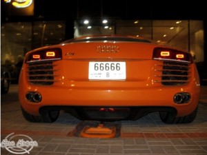 Audi R8 naranja en Dubai