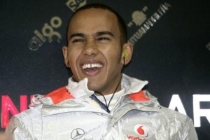 Lewis Hamilton se quedará en McLaren hasta el año 2012, como mínimo