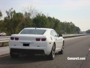 Chevrolet Camaro sin camuflaje, esta vez en blanco