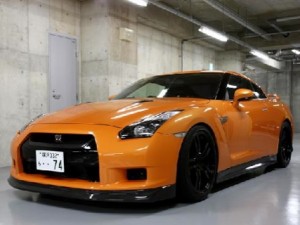 Nissan GT-R en naranja por Zele