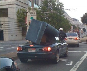 ¿Quién dijo que un roadster no vale para transportar un buen sofá?