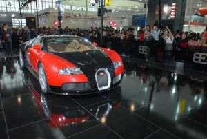 Al primer comprador del Bugatti Veyron en China le sobra el dinero (literalmente)