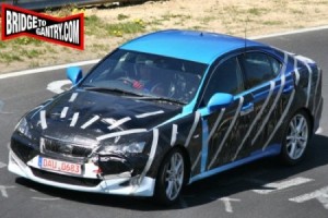 Extraño Lexus IS deambulando por Nurburgring
