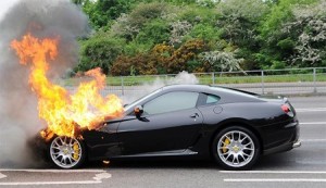 Otro Ferrari más que arde mágicamente