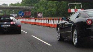 Carrera ilegal entre un Ferrari 599 GTB y un Bugatti Veyron detenida por la policía británica