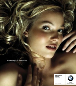 Peculiar publicidad de BMW en Grecia