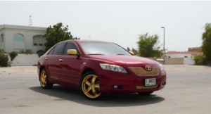 Toyota Camry con mucho oro