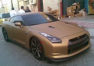 Nissan GT-R dorado mate