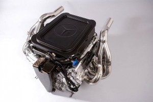 Mercedes sale al rescate de Honda