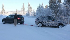 Momento embarazoso: BMW X1 rescatado en la nieve por VW Tiguan