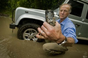 Land Rover lanza un móvil «off-road»