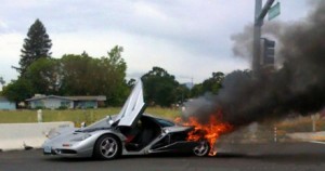 McLaren F1 ardiendo, escalofriantes imágenes