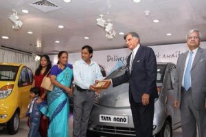 Tata hace entrega de la primera unidad del Nano