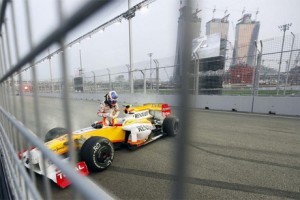 Grosjean la lía en Singapur