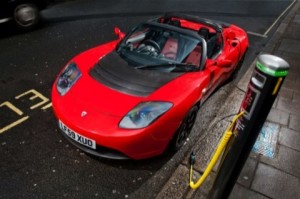 Tesla Motors lanza el primer Roadster con volante a la derecha