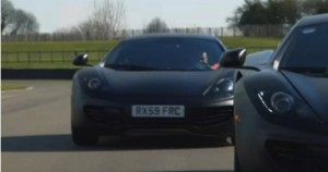 Lewis Hamilton y Jenson Button le dan una vuelta al McLaren MP4-12C