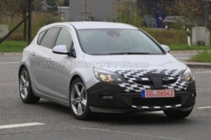 Opel Astra GSI: fotos espía