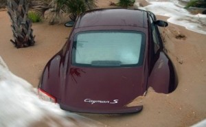 Porsche Cayman S enterrado en la arena