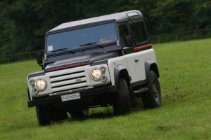 Aznom eleva el lujo del Land Rover Defender