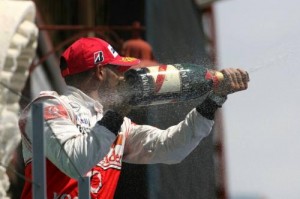 Lewis Hamilton se la lía a Ferrari