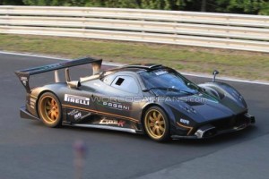 El Pagani Zonda R vuela en Nürburgring, casi literalmente