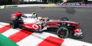 Lewis Hamilton domina y lidera entre la lluvia de Spa