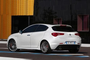 El sedán de Dodge y Fiat llegará el próximo año
