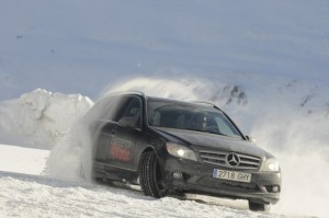 Mercedes ofrece cursos gratuítos de conducción sobre nieve
