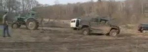 Tractor sin conductor destruye todo en su paso en un parking