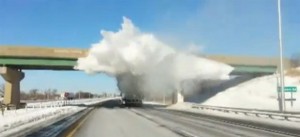 Nieve vs paso elevado: explosión de nieve