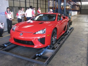 Así celebra Javier Quirós su nuevo Lexus LFA