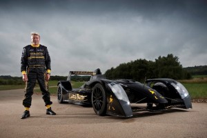 Mika Hakkinen se pone al volante del Caparo T1