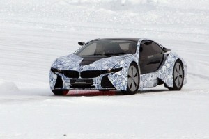 BMW i8 cazado en la nieve