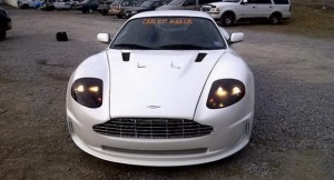 Jaguar XK8 disfrazado de Aston Martin DBS [vídeo]