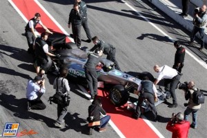 Mercedes GP lo admite: están a un segundo por detrás