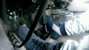 Los pedales de un coche de carreras