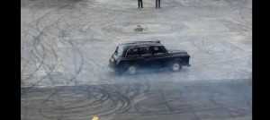 Stig quemando rueda en un taxi londinense