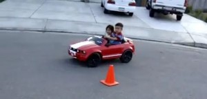 Un niño muestra como se derrapa con su Mustang de juguete