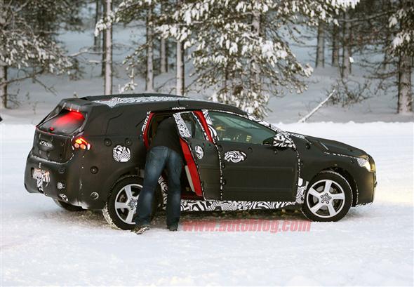 02-volvo-v40-1324324358