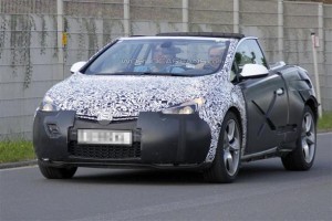 2013 Opel Astra Cabrio, cazado a cielo descubierto